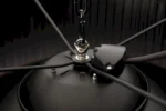 Close up bevestiging van een hangende zwarte heater op elektriciteit