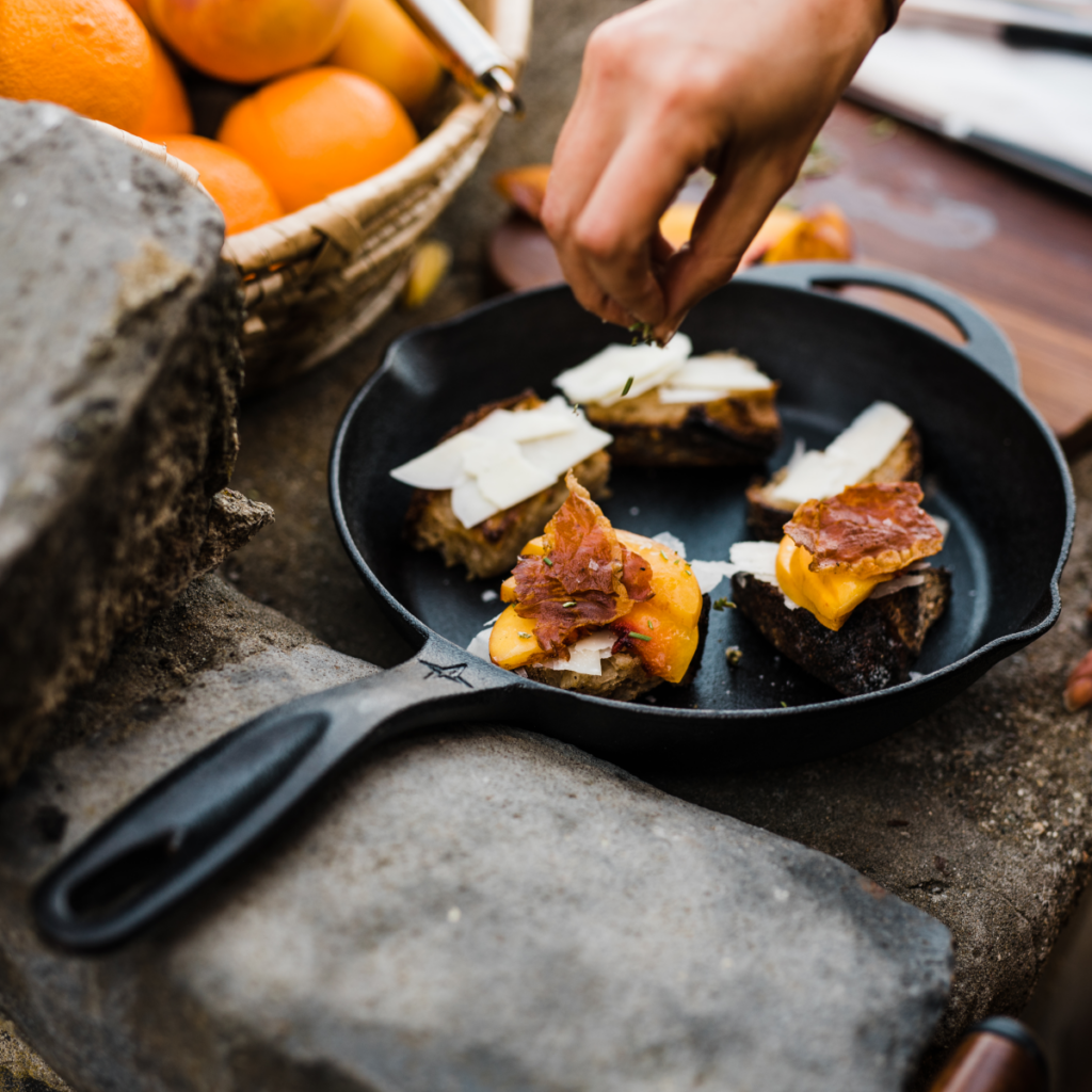 Bovenaanzicht sfeerfoto gietijzeren skillet pan met handvat