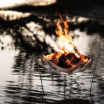 Sfeerfoto vuurdoek met vuur boven water