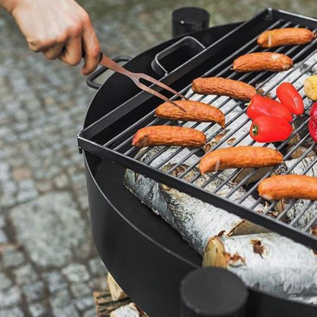 Sfeerfoto grillen boven een vuurschaal