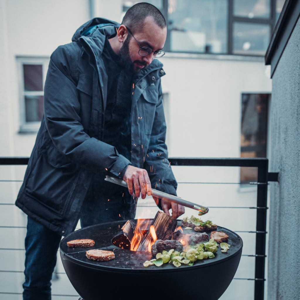 Zwarte vuurschaal met plancha op RVS poten van Höfats