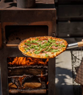 Houtgestookte Pizza Oven in roestkleur met pizzasteen
